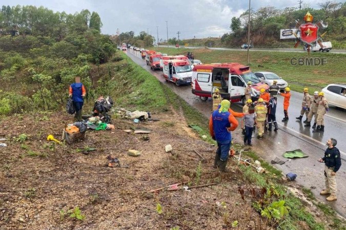 Caminhão atropela sete pessoas que trabalhavam às margens da BR-070