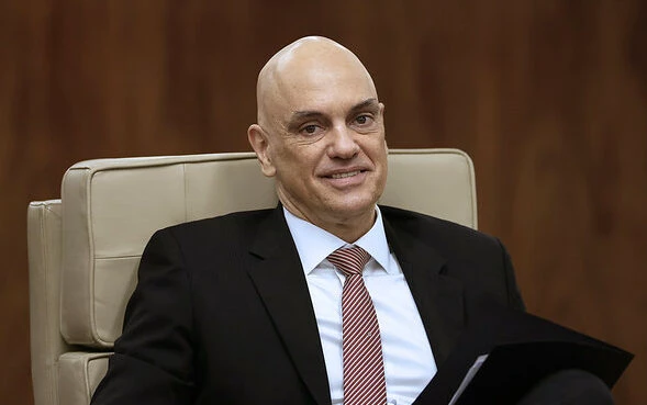 Em virtude do meu comunismo, só busco carro e gravata vermelhos, diz Moraes