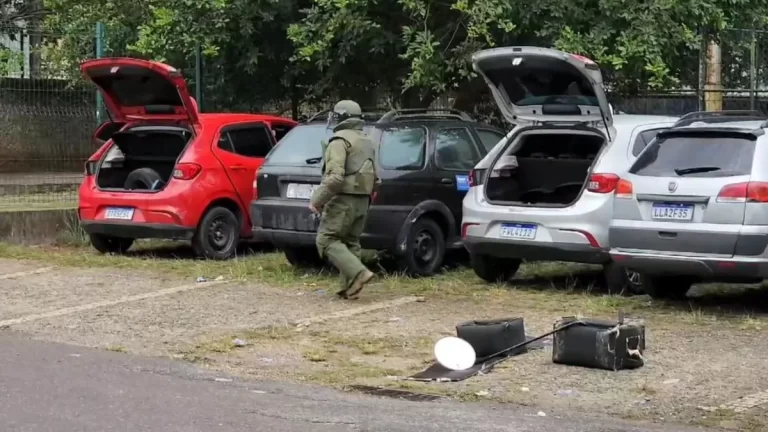 Polícia encontra carros abandonados com explosivos na zona oeste do Rio