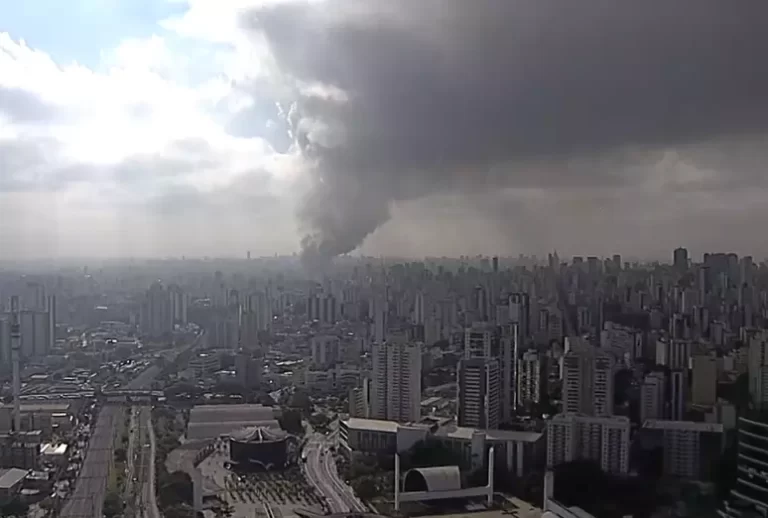 Incêndio atinge shopping no Brás, em São Paulo; 22 equipes dos bombeiros combatem chamas