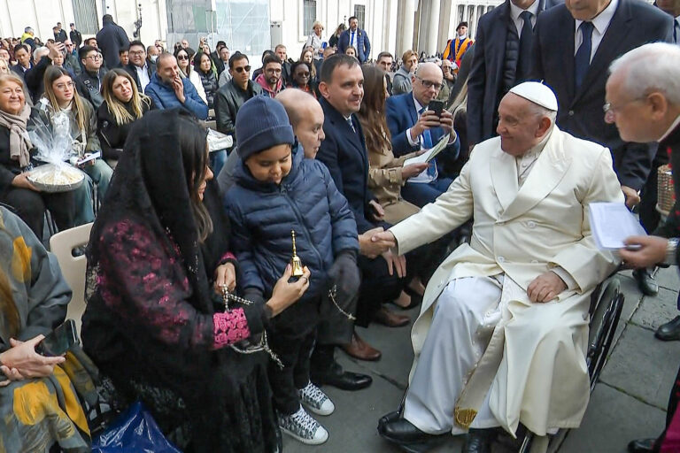 No Vaticano, governador Ibaneis Rocha reforça convite ao Papa Francisco para visitar Brasília em 2025