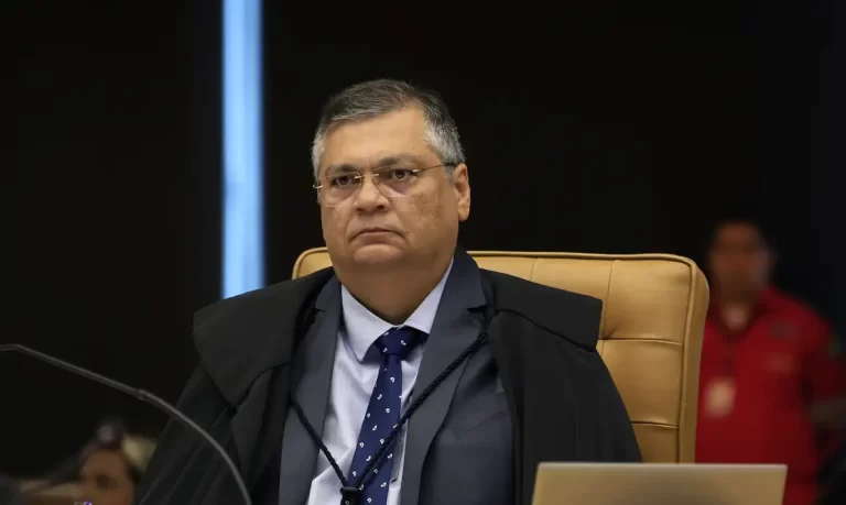 Flávio Dino decide suspender pagamentos de emendas e manda PF investigar liberação de verbas