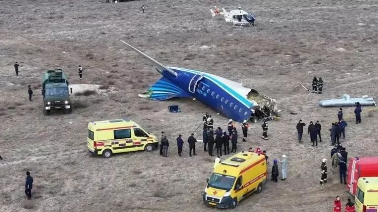 Vídeo: Avião com mais de 60 passageiros cai no Cazaquistão