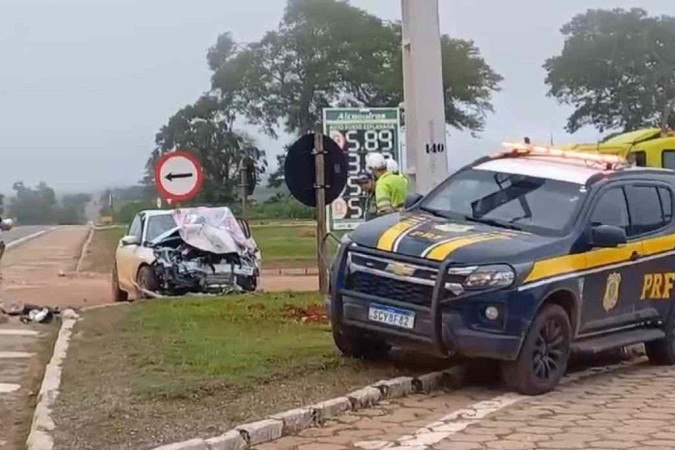 Três pessoas morrem em acidente com carro de prefeitura e carreta em Goiás