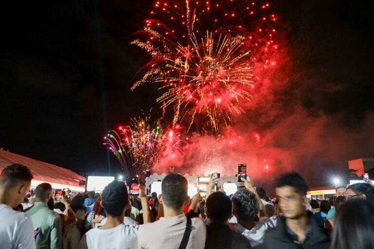 Milhares de pessoas recebem 2025 em grande festa na Esplanada