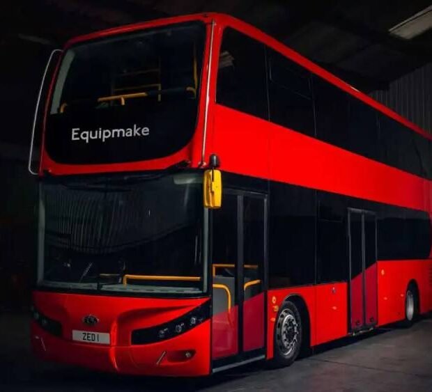 Ônibus escolar de dois andares cai em rio na Inglaterra