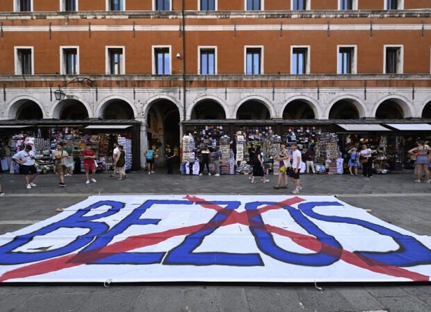 Protesto com boneco de Jeff Bezos e dinheiro falso em Veneza