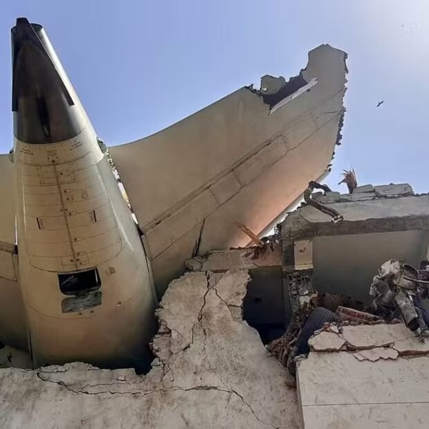 Índia recupera dados das caixas-pretas do avião que caiu com 260 mortes