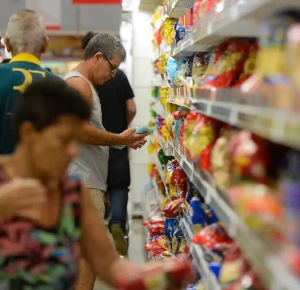 Consumo nas casas brasileiras cresce 2,04% em maio em relação a abril, diz Abras