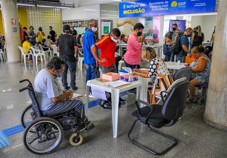 Governo discute políticas para inclusão de pessoas com deficiência