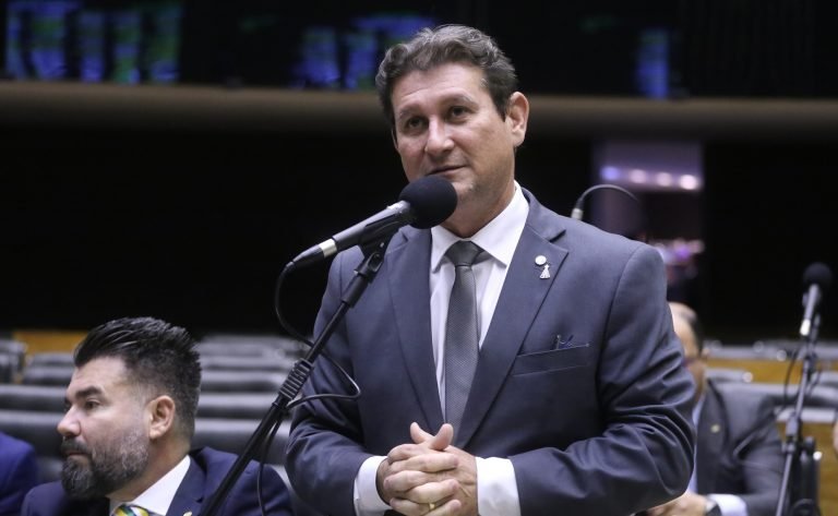 Nova regra aprovada para uso do cordão de girassol para pessoas com deficiência oculta