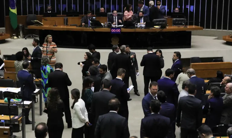 Governo ainda decide ir ao STF por IOF, afirma AGU