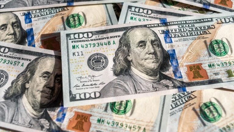 Dólar cai forte e Bolsa sobe com retirada do IOF e preocupa Fed