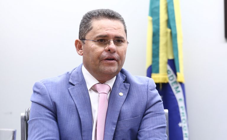 Compartilhamento obrigatório de torres de telecomunicação em cidades densas