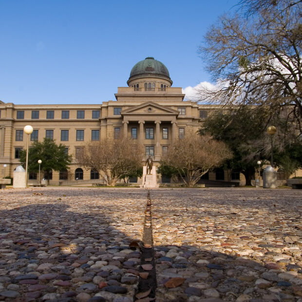 Reitor de universidade do Texas sai após controvérsia sobre transgêneros