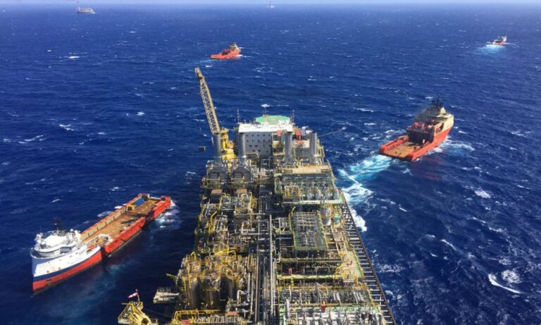 Preço do petróleo cai após novas sanções da UE à Rússia e declarações de Trump
