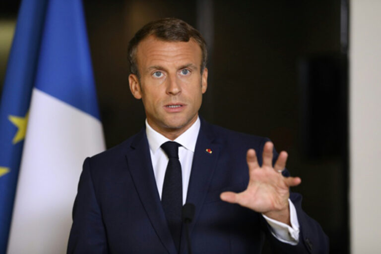 Presidente francês e esposa Brigitte Macron vão apresentar evidências científicas de que ela é mulher