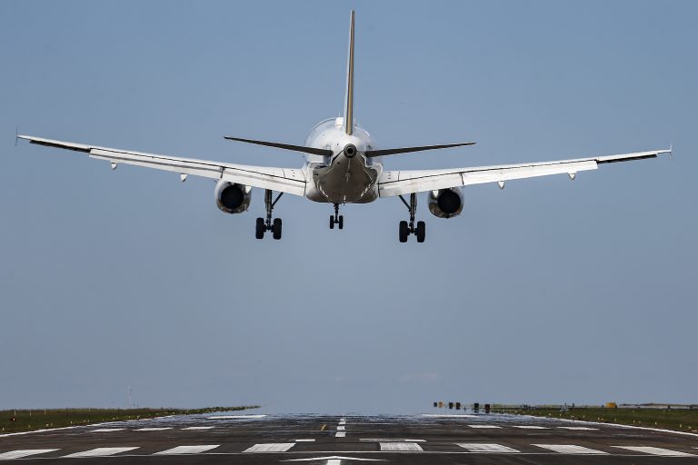 Câmara debate preços das passagens aéreas e possível união de companhias