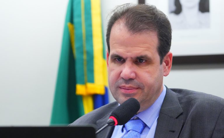 Lojas devem informar consumidores sobre regras para usar ciclomotores