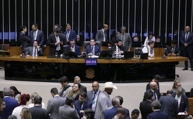 Deputados votam mudanças na PEC das Prerrogativas