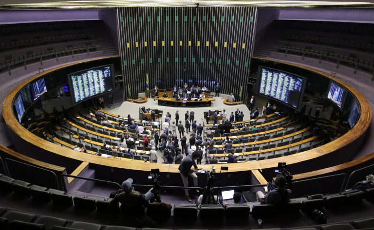 Sessão da Câmara é interrompida; líderes discutem pauta e anistia