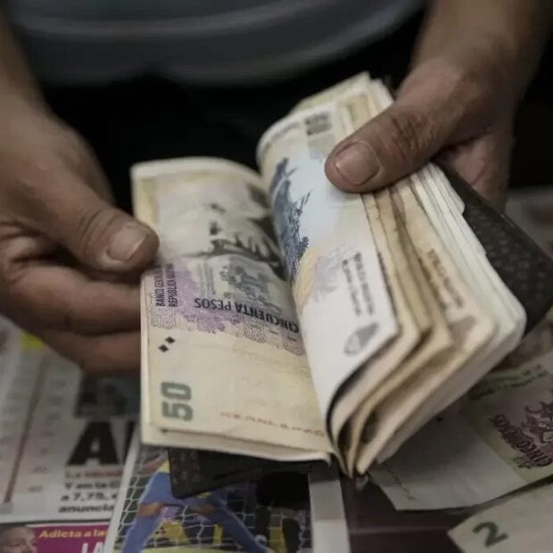 Queda do peso argentino aumenta com crise política
