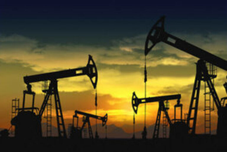 Queda no petróleo e gás mesmo com risco de sanções ao GNL da Rússia