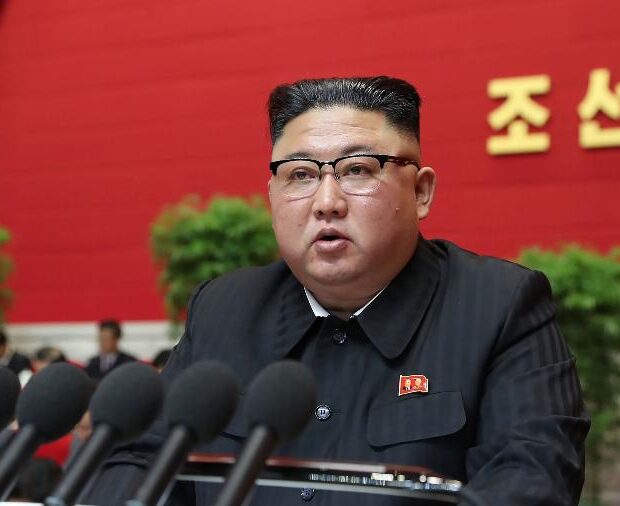 5jan2021-o-lider-da-coreia-do-norte-kim-jong-un-discursa-durante-o-primeiro-dia-do-congresso-do-partido-1609927846276_v2_900x506-620x506-1.jpg-1