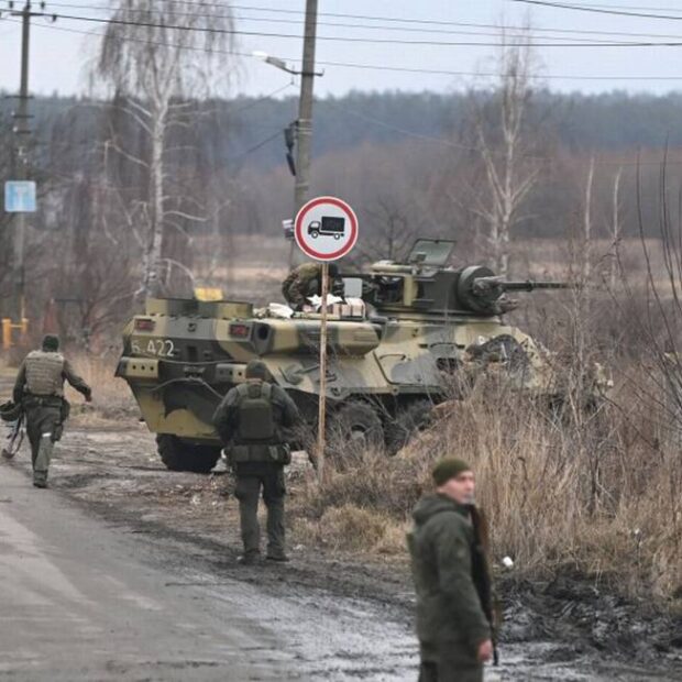 97758745_Ukrainian-servicemen-stand-near-an-armored-personnel-carrier-BTR-3-on-the-northwest-of-620x620.jpg
