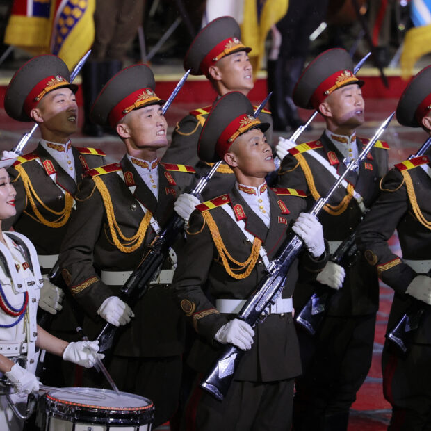 Coreia do Norte realiza desfile militar com convidados importantes