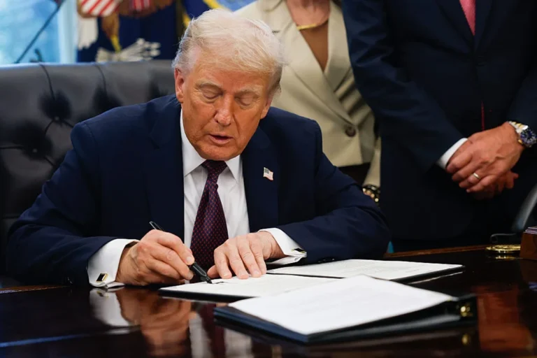 Trump anuncia tarifa extra de 100% contra China