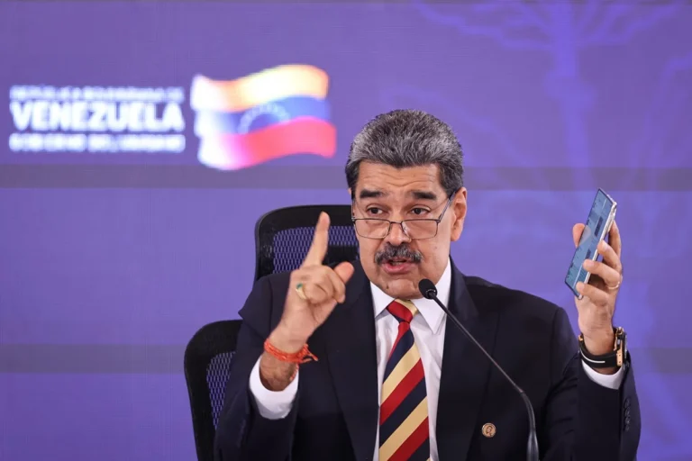 Maduro ordena novos exercícios militares após prêmio Nobel da Paz para opositora