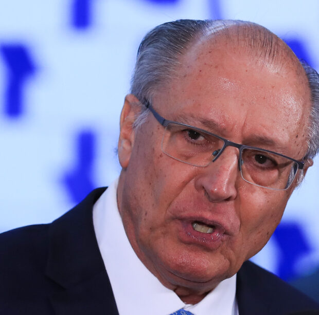 O-vice-presidente-da-Republica-e-ministro-do-Desenvolvimento-Industria-Comercio-e-Servicos-Geraldo-Alckmin-620x613-2.jpg-2