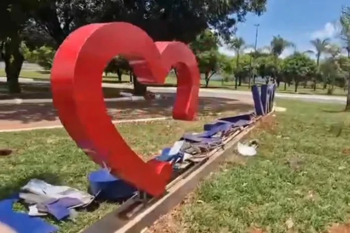 coracao-partido-letreiro-regiao-DF-destruido.webp