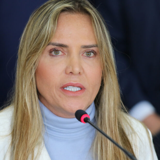 A governadora interina do Distrito Federal, Celina Leão,faz declaração à imprensa, para anunciar a criação de um grupo para restabelecimento da ordem na capital federal, após as invasões e depredações nos prédios do Congresso Nacional, Planalto