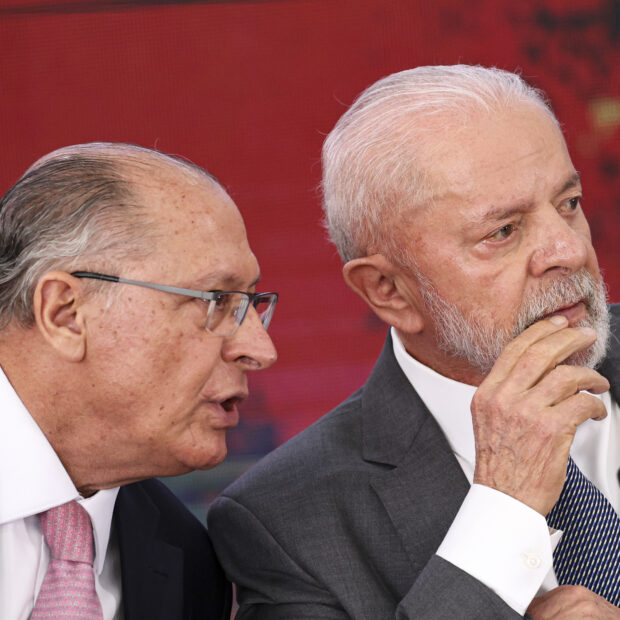 Brasília (DF), 25/10/2024 - O  vice-presidente Geraldo Alckmin e o presidente Luiz Inácio Lula da Silva participam de cerimônia de assinatura do novo acordo de repactuação da reparação dos danos da tragédia de Mariana (MG). Foto: Marcelo Camargo/A