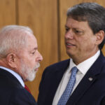 Brasília (DF), 29/11/2024 – O presidente Luiz Inácio Lula da Silva e o governador de São Paulo, Tarcísio de Freitas, durante cerimônia para assinatura de contratos de financiamento do BNDES para infraestrutura e mobilidade urbana de São Paulo. Foto: