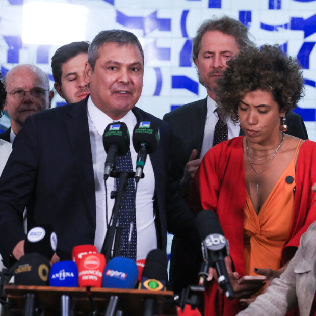 Parlamentares governistas durante coletiva