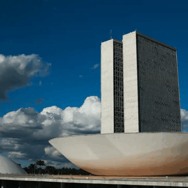 monumentos_brasilia_cupula_plenario_da_camara_dos_deputados3103201341-620x620-3.png-3