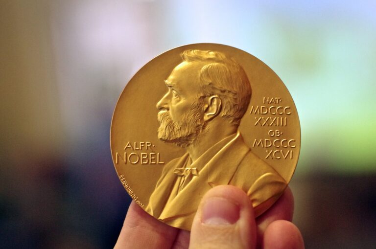 Nobel da Paz reconhece María Corina Machado e rejeita Trump