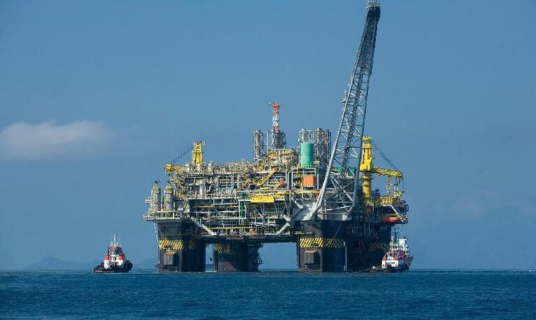 Queda forte de 4% no petróleo atinge mínima de 5 meses após Trump ameaçar tarifa à China
