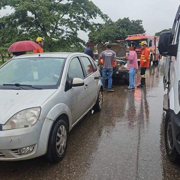 Acidente com Quatro Carros Deixa Mulher Ferida na EPNB