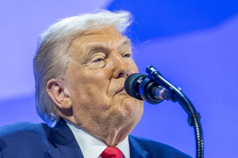 Trump ameaça taxar Canadá em 100% se fechar acordo com a China