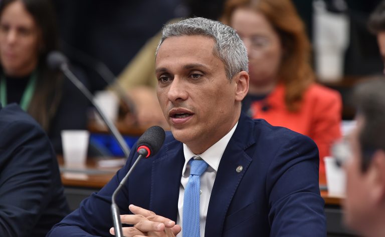 Proibida propaganda erótica com crianças e adolescentes