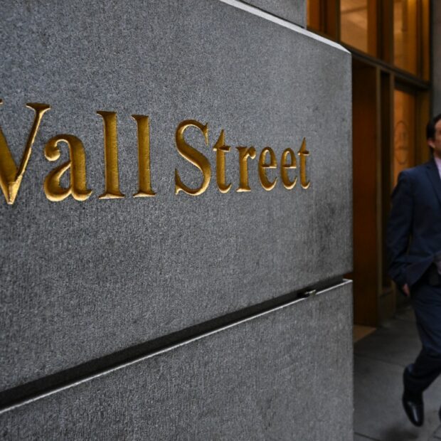 Mercados de Nova York caem com alta do petróleo acima de US$ 90 e dados fracos de emprego