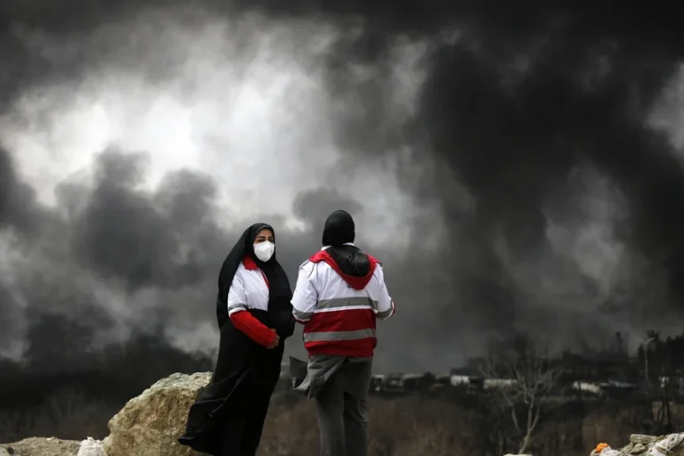 Irã alerta sobre perigo de chuva ácida após ataques em Teerã