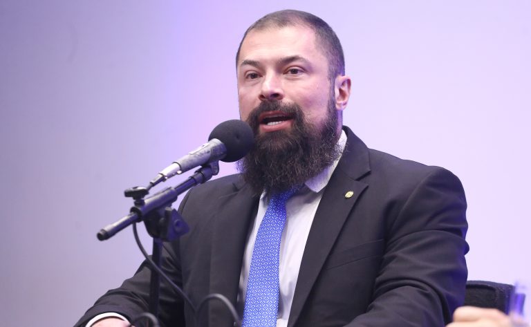 Câmara aprova porte de arma para atiradores com mais de um ano