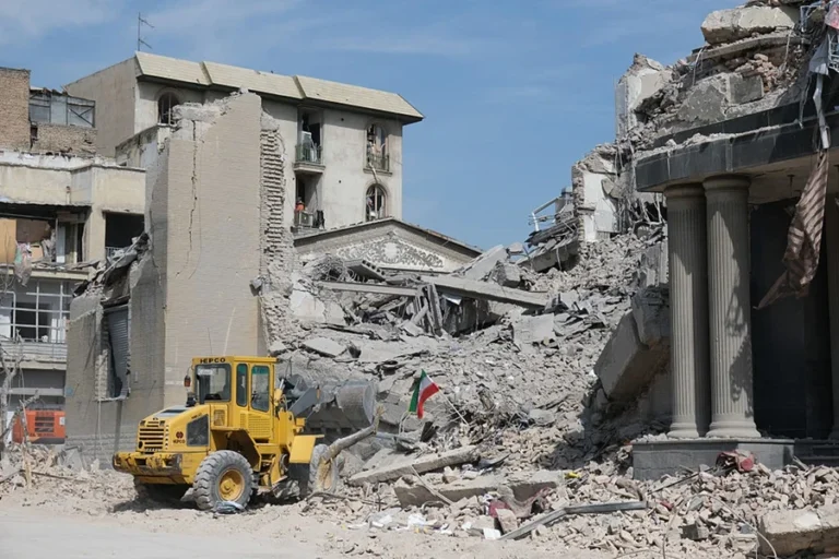 EUA atacam 3 mil alvos e atingem 43 navios do Irã em 7 dias