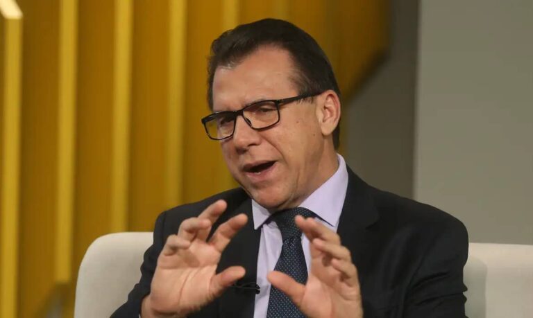 Ministro apoia fim da escala 6×1 e critica redução rápida para 36 horas