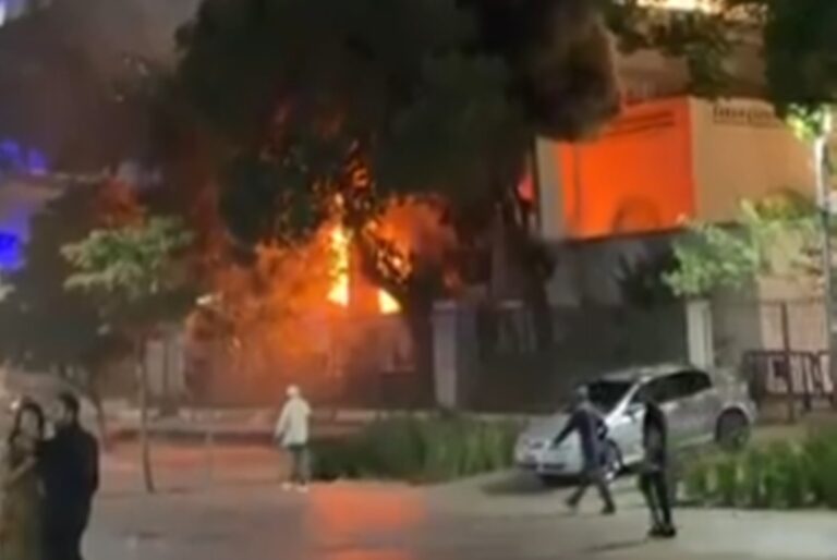 Fogo atinge prédio antigo no centro do Rio